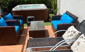 Exquisite 3 Bed Apartment With Private Jacuzzi